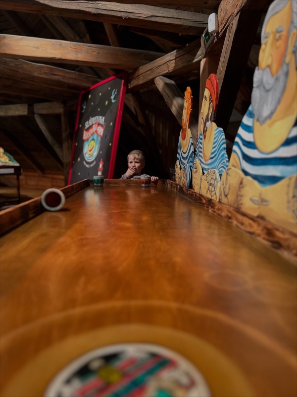 Kočovná herna na zámku v&nbsp;Roztokách u&nbsp;Prahy