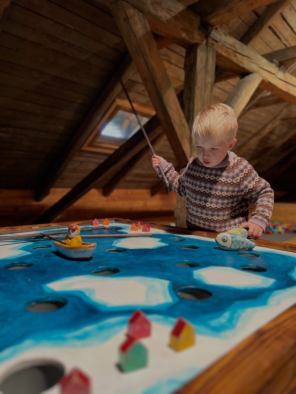 Kočovná herna na zámku v&nbsp;Roztokách u&nbsp;Prahy