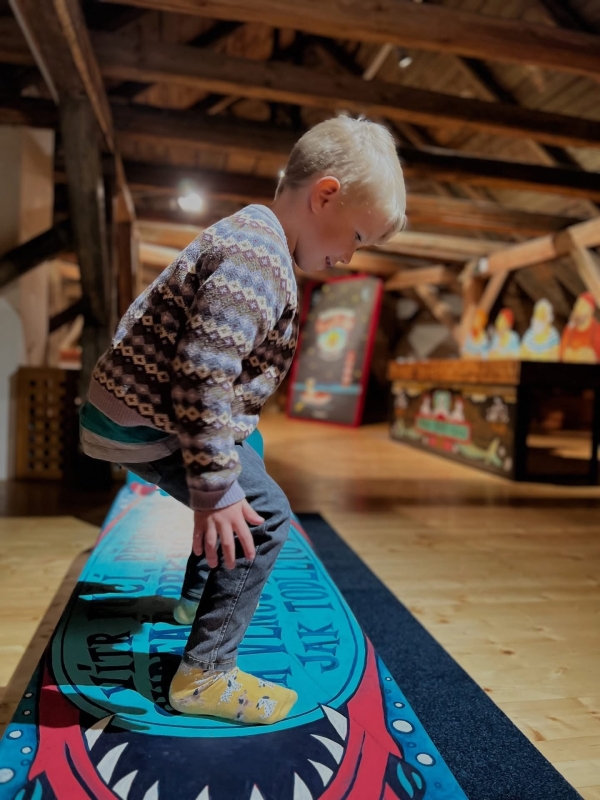 Kočovná herna na zámku v&nbsp;Roztokách u&nbsp;Prahy