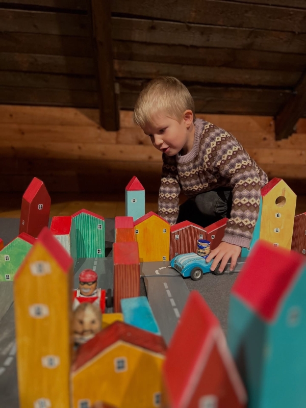 Kočovná herna na zámku v&nbsp;Roztokách u&nbsp;Prahy