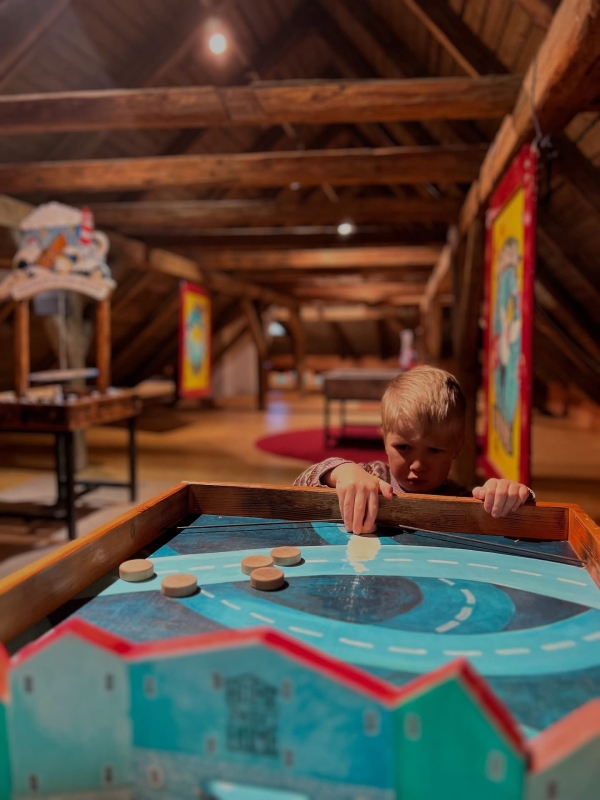 Kočovná herna na zámku v&nbsp;Roztokách u&nbsp;Prahy