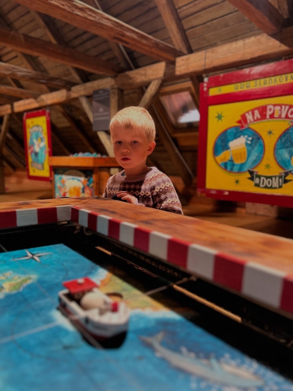 Kočovná herna na zámku v&nbsp;Roztokách u&nbsp;Prahy